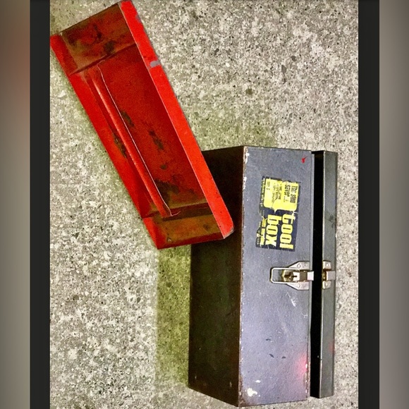 Mid Century Vintage Atkinson Metal Tool Box - Picture 10 of 10